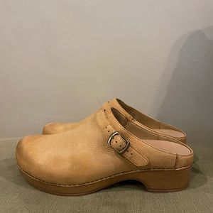 Dansko Ingrid size 40 tan/khaki color